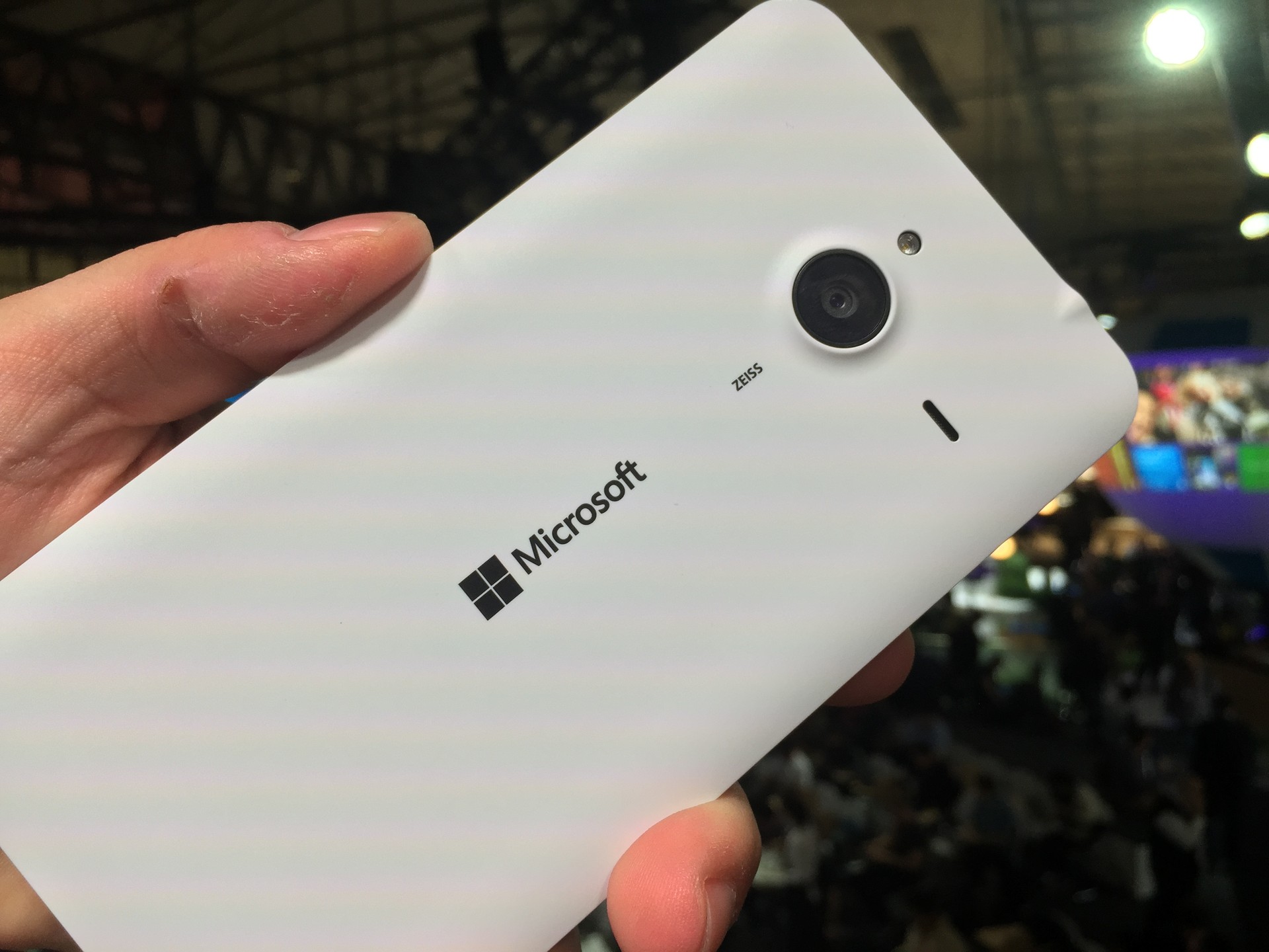 Microsoft disponibiliza novas imagens promocionais do Lumia 640 XL