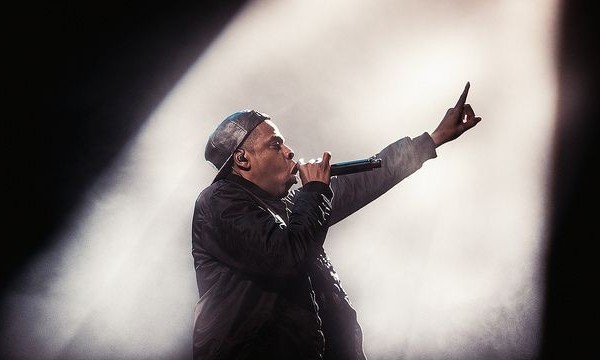 Jay Z ataca Apple, YouTube e Spotify em rap durante apresentação