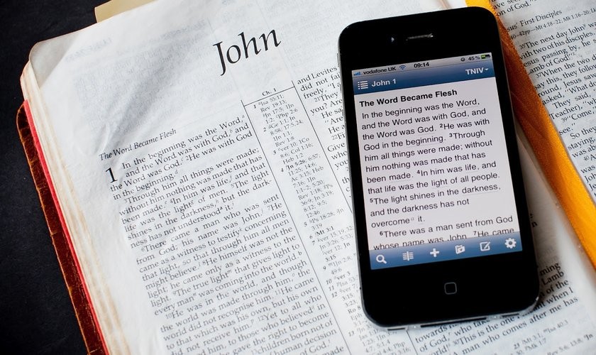 Biblia en tu celular vs. Biblia Impresa