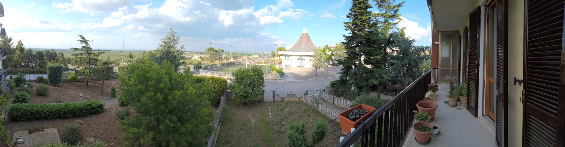 Частный дом панорамной съемки осень.