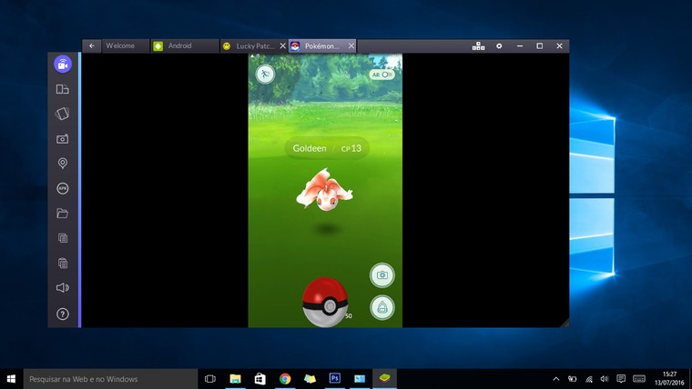 Nova York Eua Novembro De 2020 : Mãos Seguram Um Smartphone Para Jogar  Pokemon. Sobre Um Fundo Desfocado Uma Grande Tela Com O Jog Video Estoque -  Vídeo de verde, telefone: 209558267