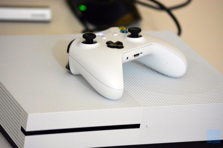 Vídeo mostra PlayStation 4 rodando dentro do Xbox One; entenda