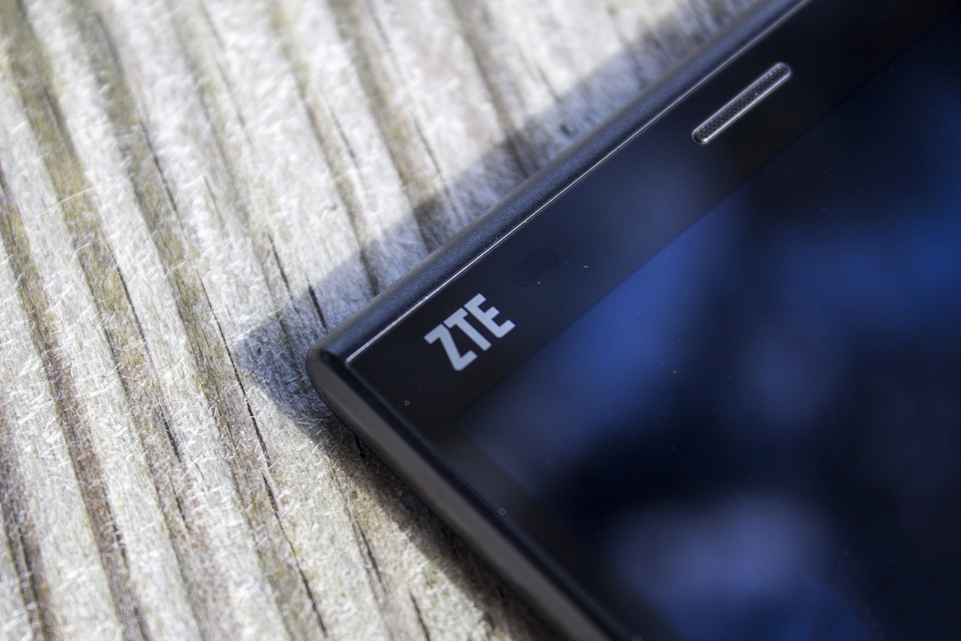 Novo smartphone da ZTE com tela de 5,5” e bateria de 4.900 mAh