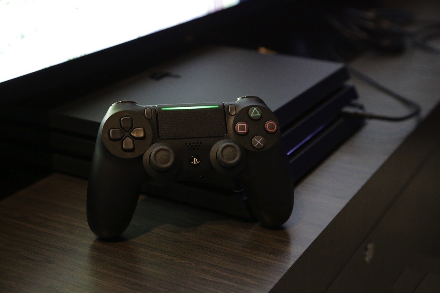 Vídeo mostra PlayStation 4 rodando dentro do Xbox One; entenda