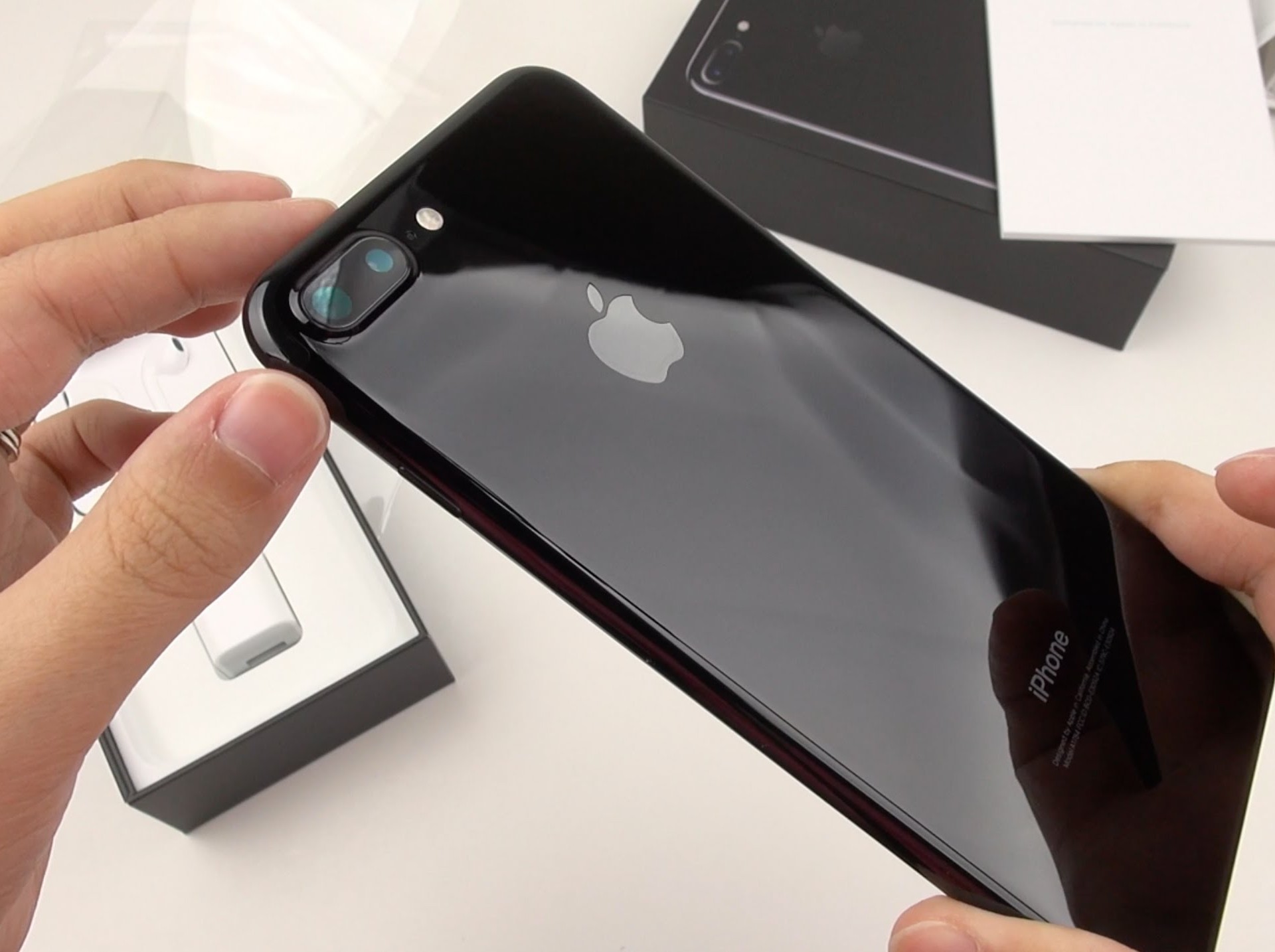 Apple corre atrás e oferece iPhone 7 Plus Jet Black já em novembro
