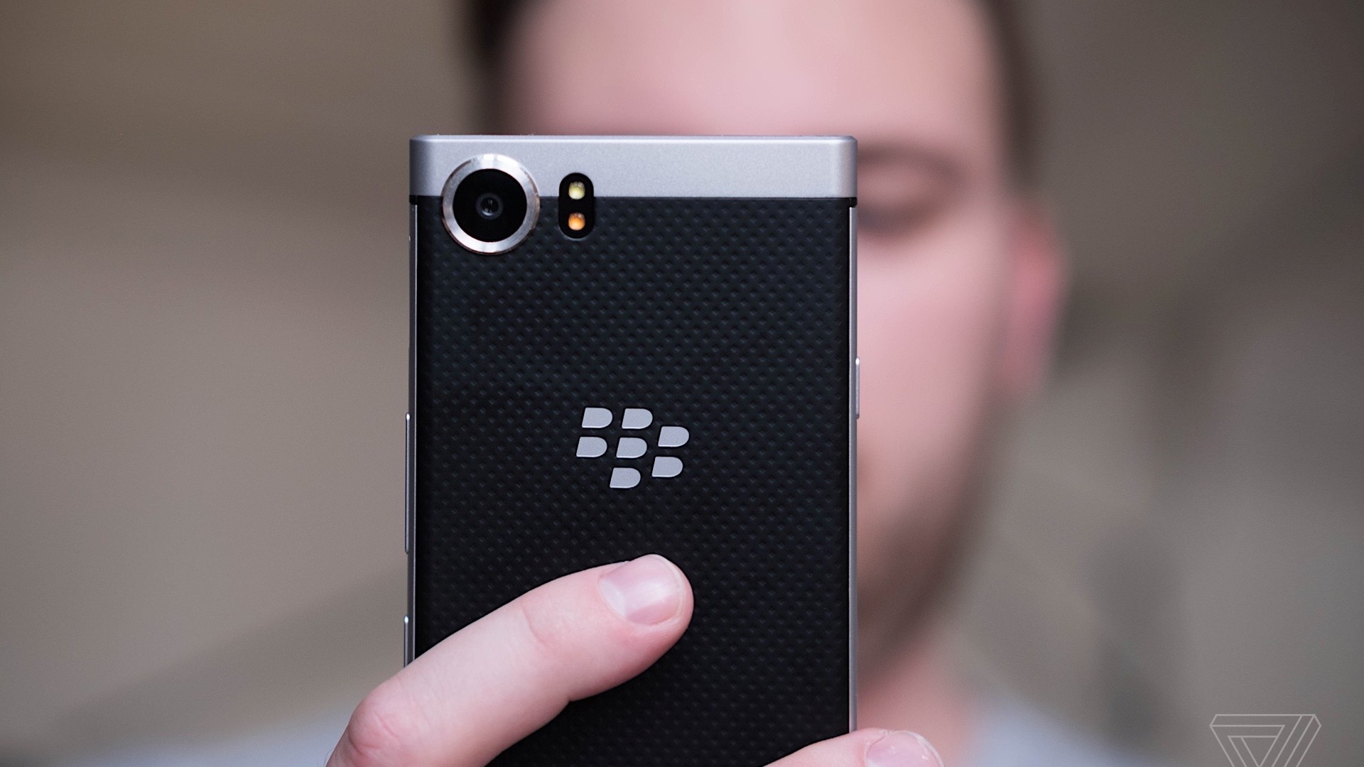 Atenção, importadores! BlackBerry KEYone Black Edition ganha corte