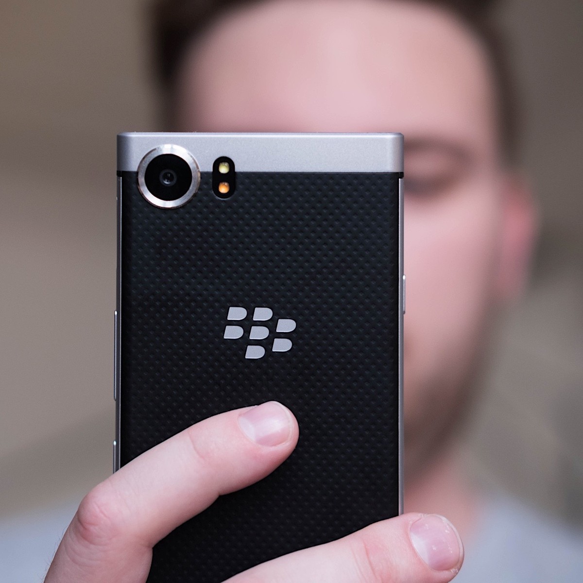 Atenção, importadores! BlackBerry KEYone Black Edition ganha corte