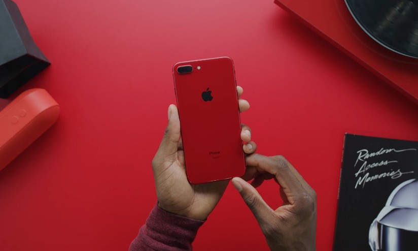 Achou bonito? Confira o unboxing do novo iPhone 8 Plus vermelho