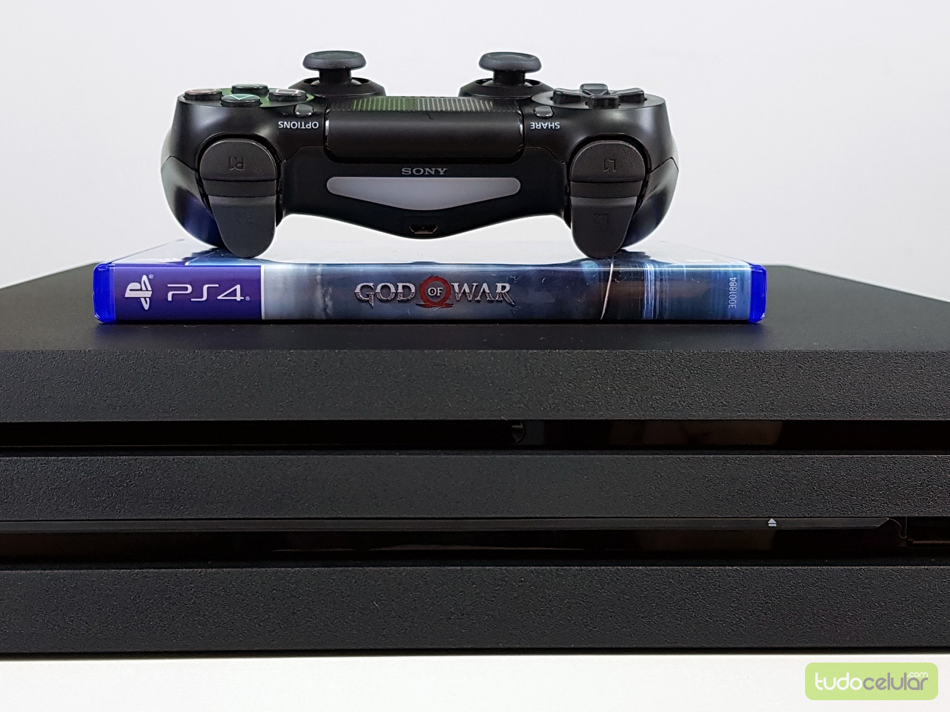 Duas caixas de PS4 pro branco e preto