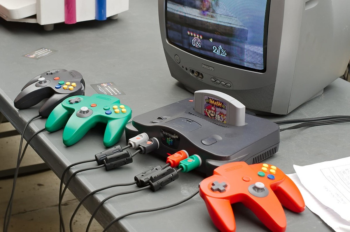 Menor que o Switch: Nintendo 64 ganha versão portátil pelas mãos
