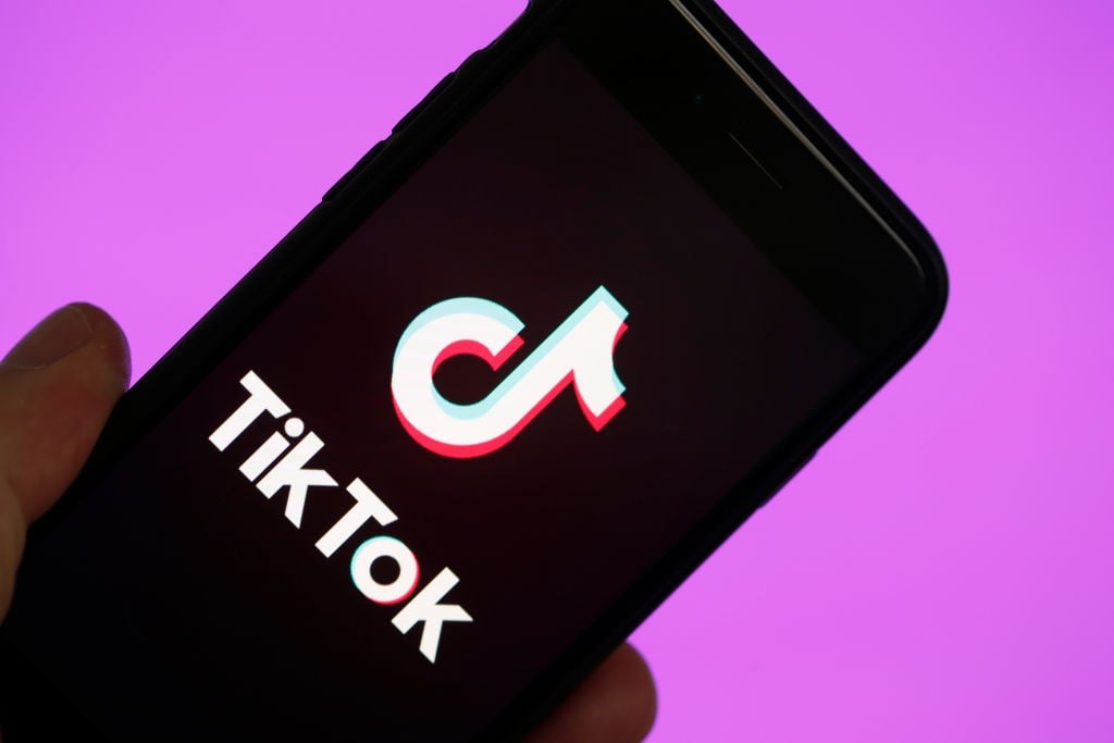 fotos fakes com meninas assistindo｜Pesquisa do TikTok