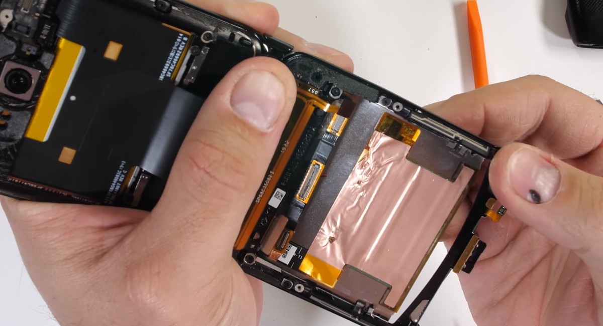 Melhor que o Galaxy Z Flip? Motorola Razr 2019 exibe mecanismo de