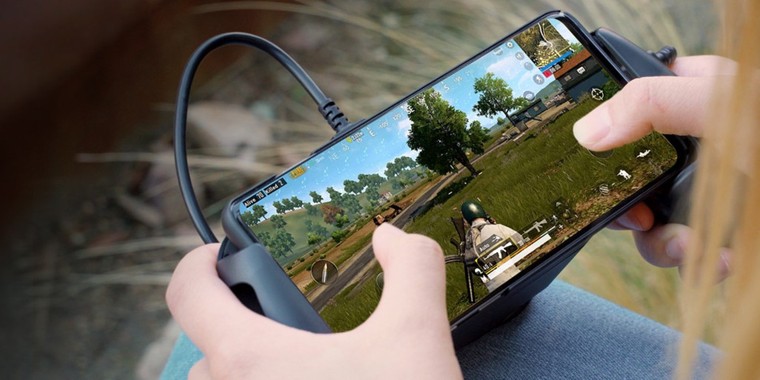 Aparelho acoplado ao celular permite jogar FPS na vida real