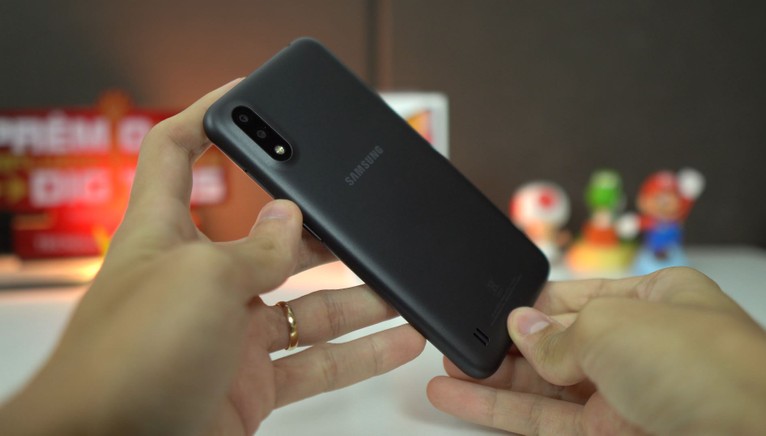 Samsung Galaxy A01 Tudocelular Com Review Tudocelular Com - tutorial de como agachar no roblox de celular youtube