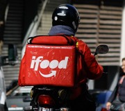 Moto elétrica da Voltz feita para entregadores do iFood é lançada por R$ 10  mil