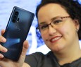 Motorola Edge Plus: o primeiro topo de linha do Brasil com Snapdragon 865 |  Mãos em v