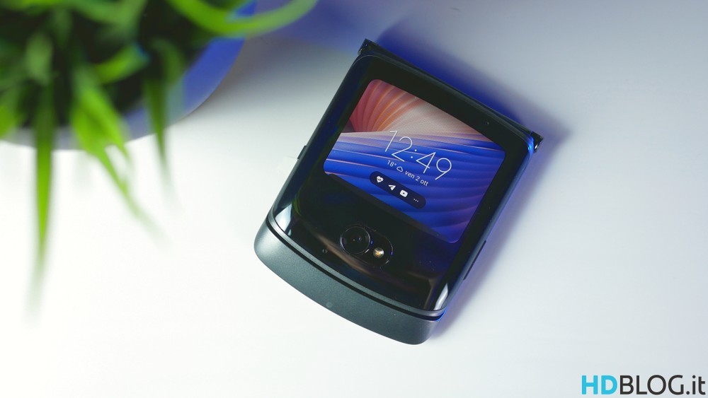 Motorola Razr 5G: celular dobrável renovado agora vale a pena