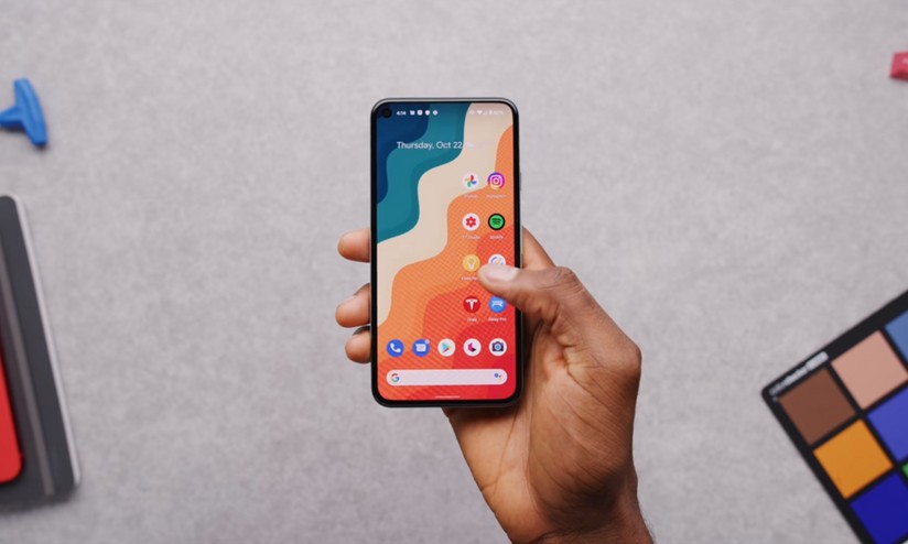 Suposto Google Pixel 5 Pro é fotografado sem câmera frontal