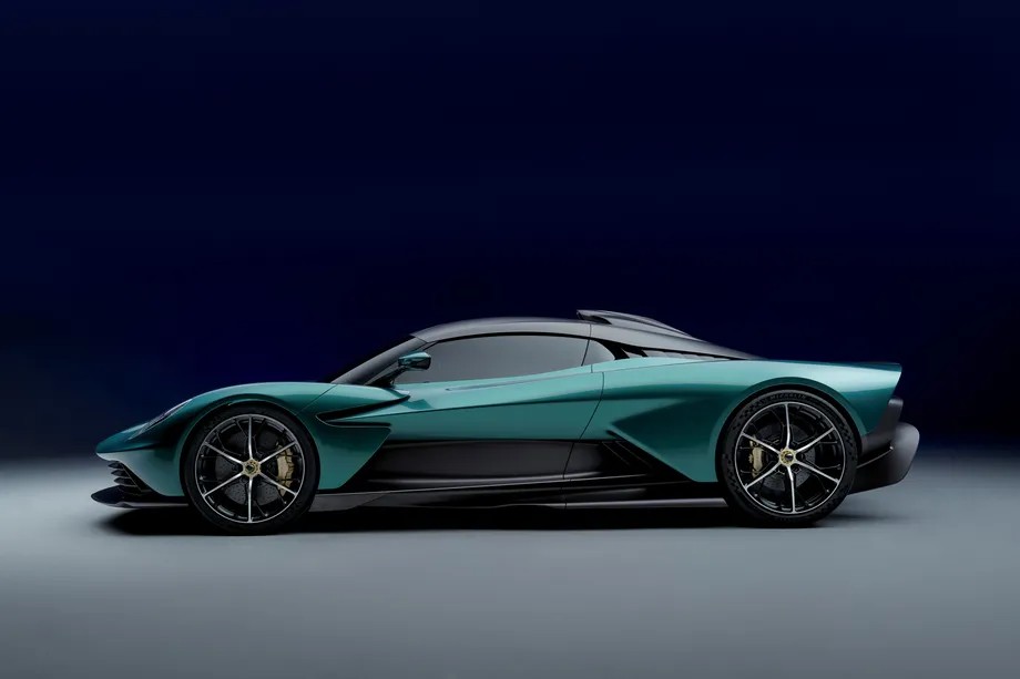 Lots of power! Aston Martin presents new hybrid supercar with 937 horses