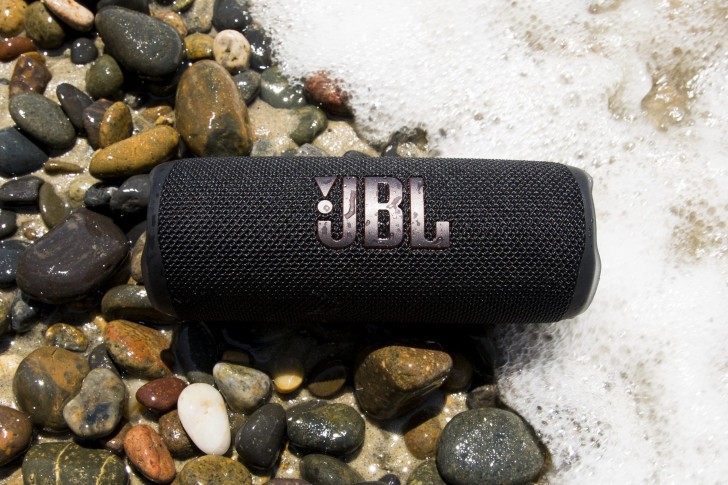 JBL apresenta novas boomboxes com RGB e fones de ouvido com ANC para crianas