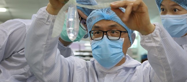 Prevenção para todos! Médico cria a primeira camisinha unissex do mundo na Malásia - TudoCelular.com