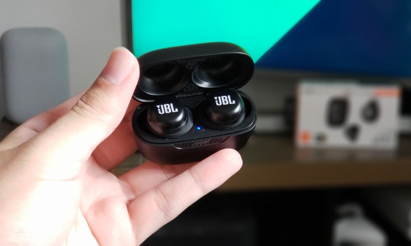 JBL Live Free NC+ TWS oferece conforto e bom som, mas peca nos