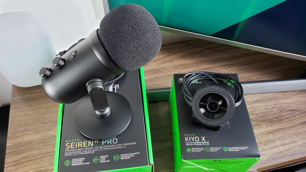 Razer Seiren V2 Pro e KIYO X: melhor microfone e webcam para