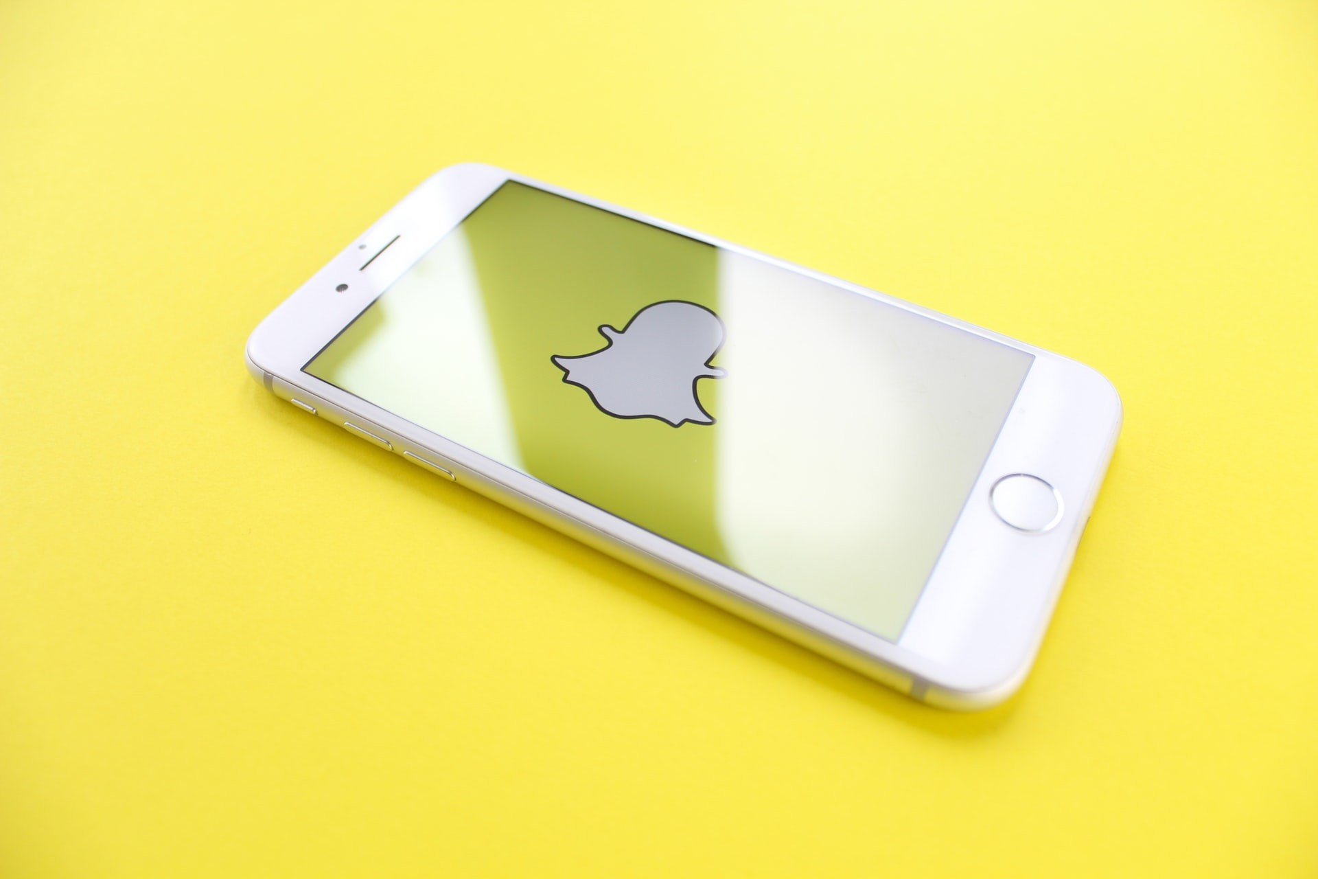 Snapchat recebe recursos como reaes com bitmoji, stickers de enquete e mais