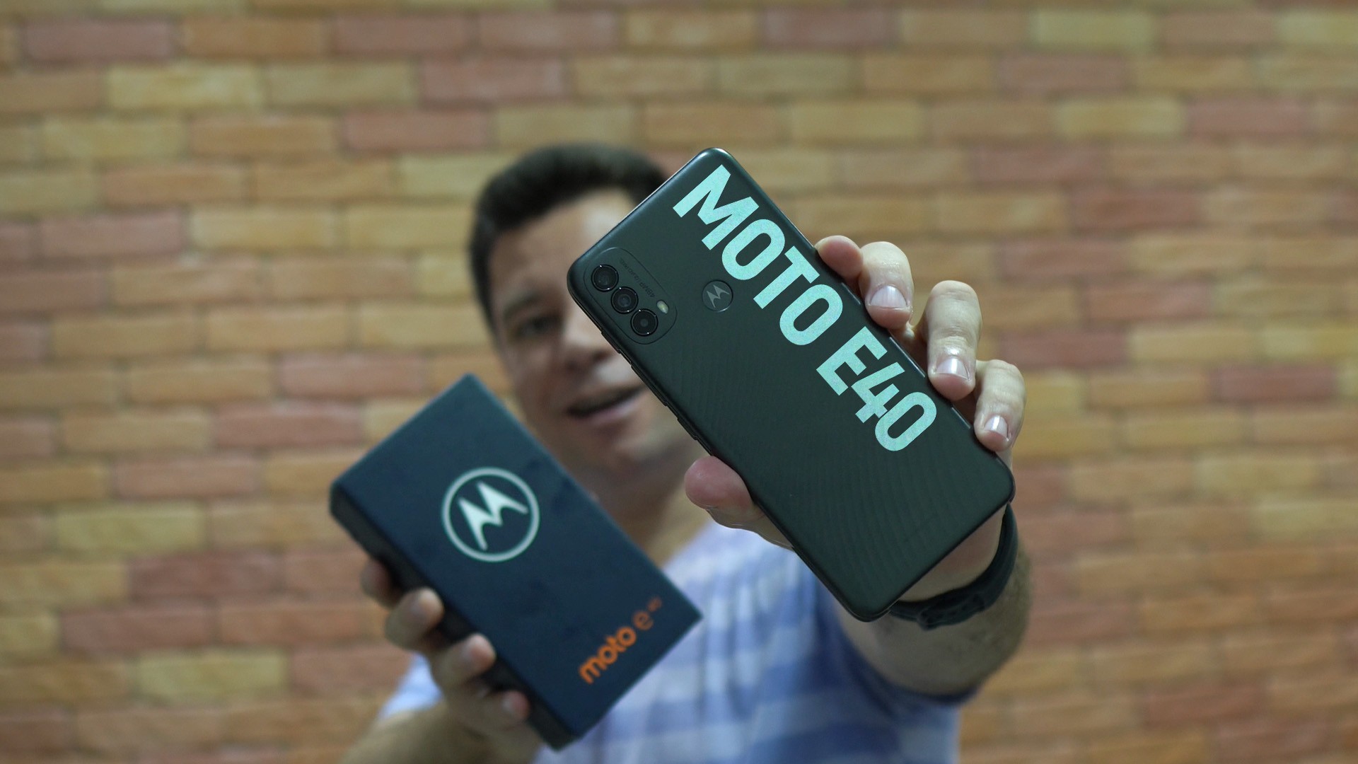 Smartphone Motorola Moto E E40 64GB Câmera Tripla em Promoção é no