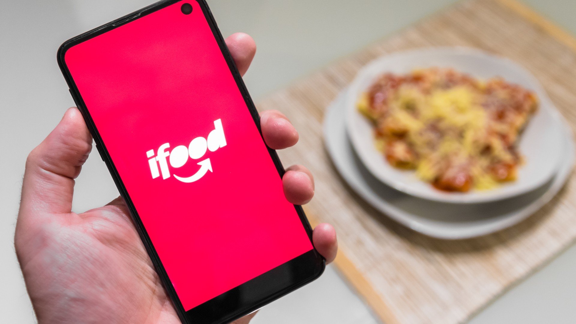 iFood anuncia planos de internet móvel com condições especiais para  entregadores - Tudocelular.com