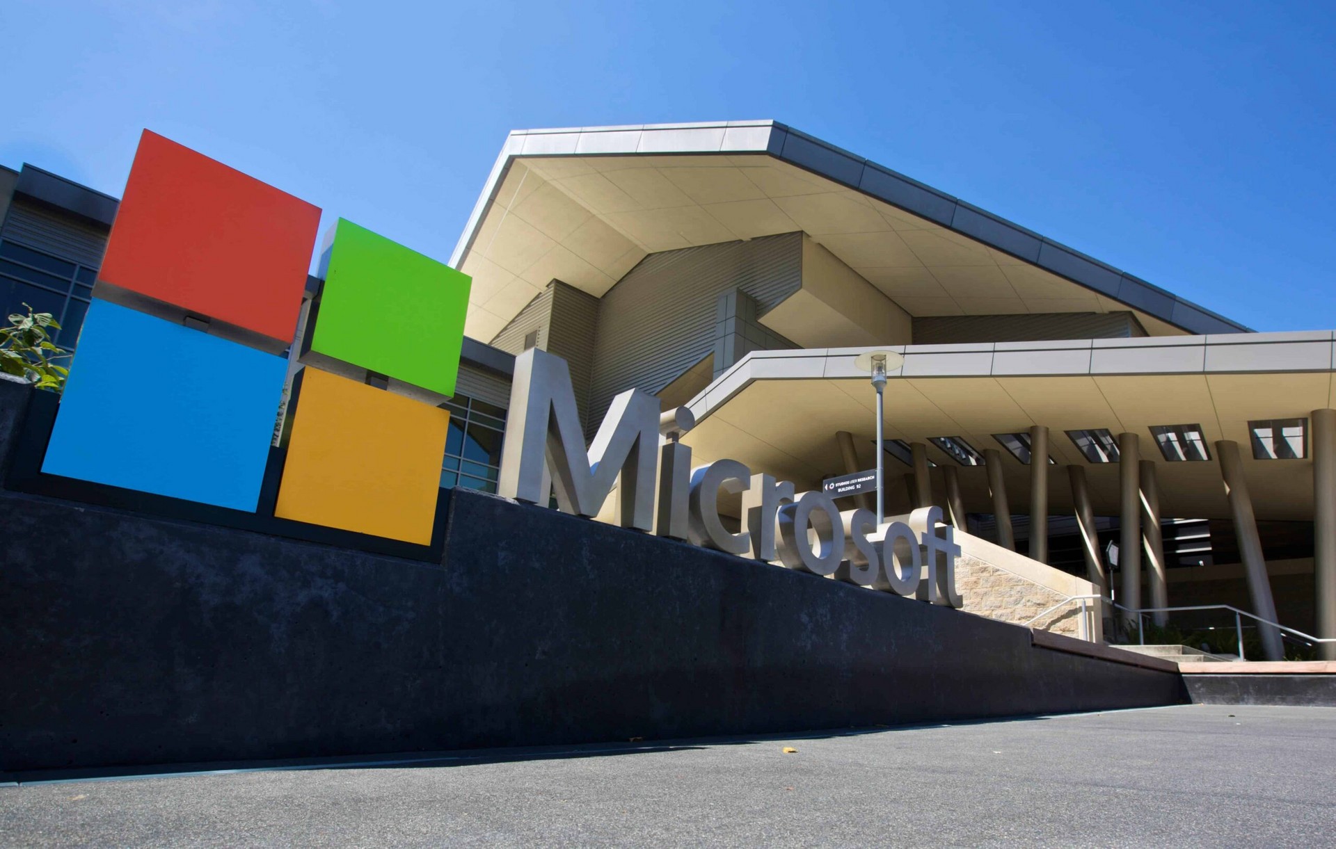 Microsoft hires top Apple engineer to develop chips