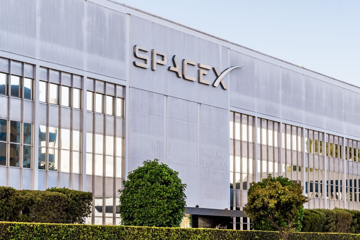 SpaceX adia serviço móvel via satélite para 2028 e mira domínio das grandes operadoras
