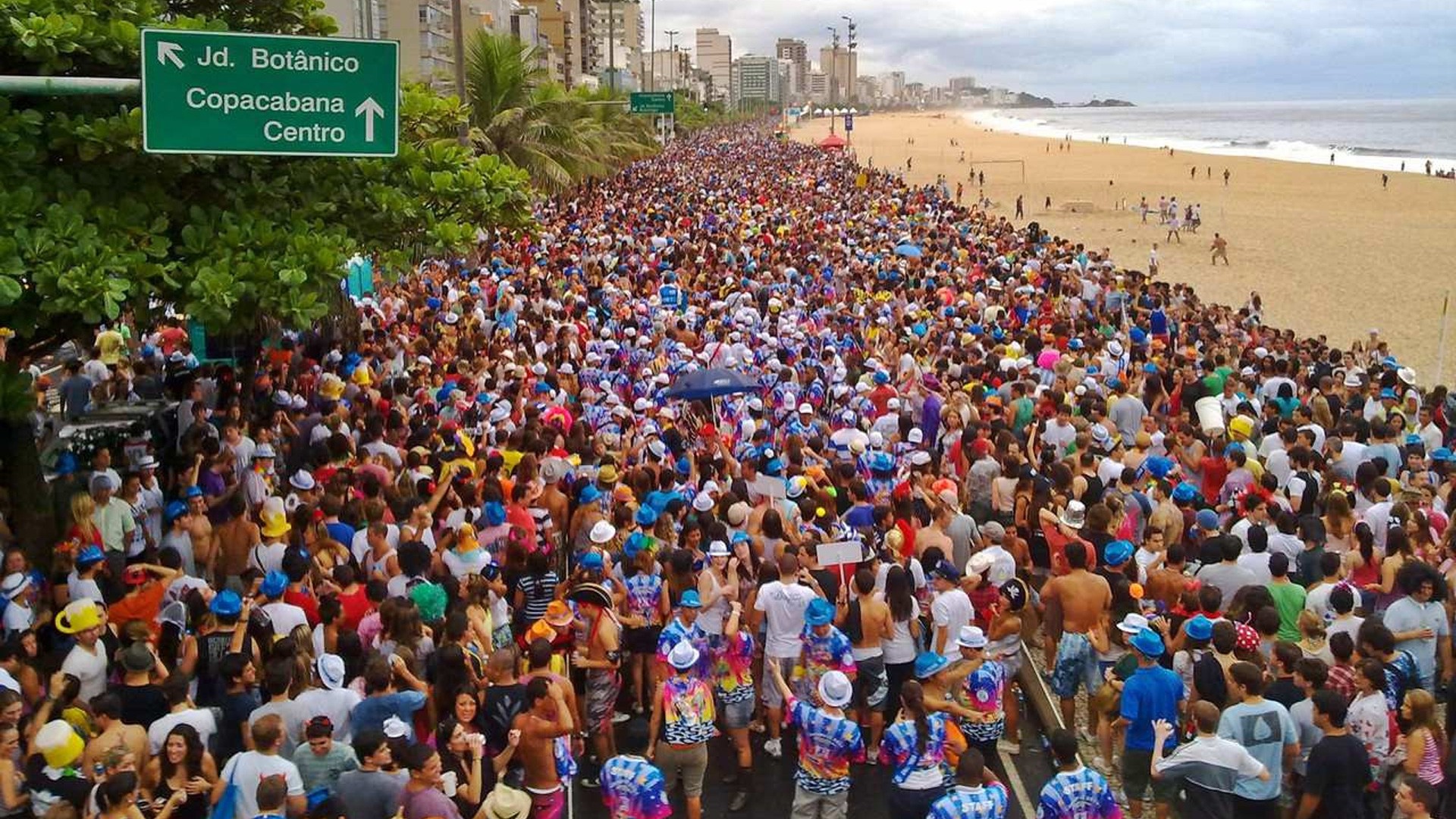 1º dos 50 dias de carnaval de rua no Rio reúne milhares de foliões em  Copacabana