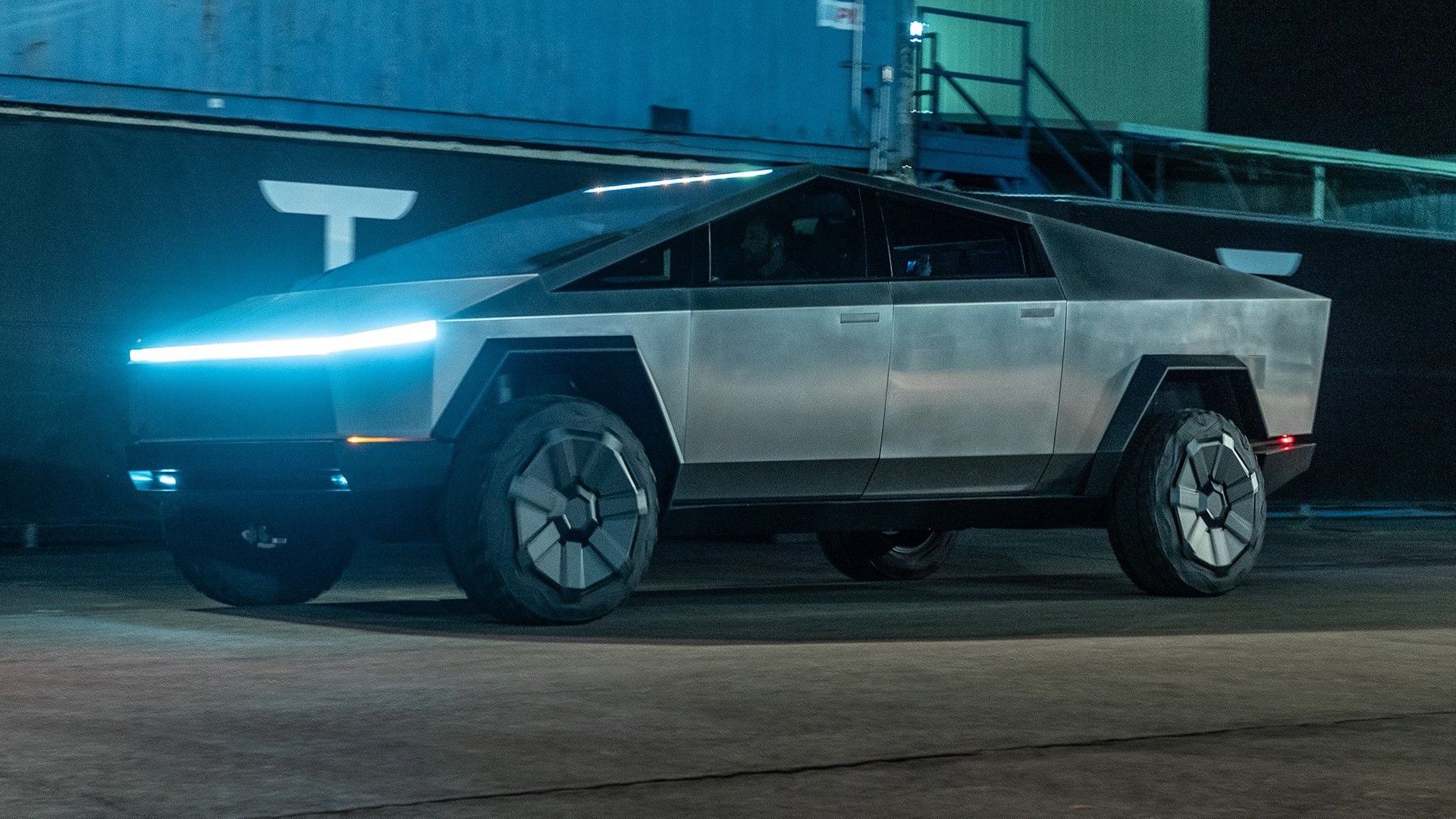 Investidor da Tesla afirma que a montadora vai entregar 10 mil Cybertruck em 2023