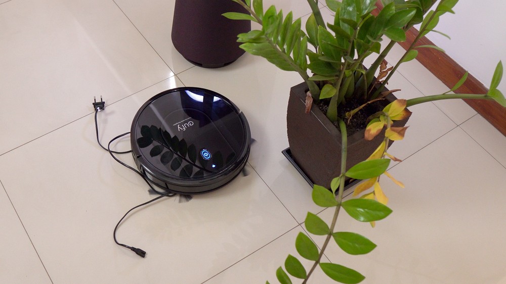 Eufy RoboVac G10 Híbrido: o robô que aspira e passa pano