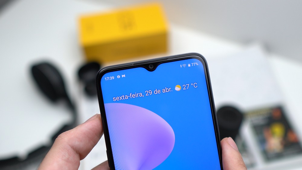 Moto G22 vs realme C33: desempenho e bateria decisivos em um