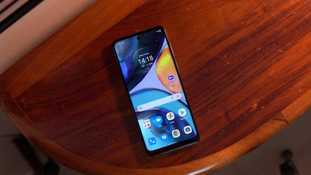 Moto G22 vs realme C33: desempenho e bateria decisivos em um