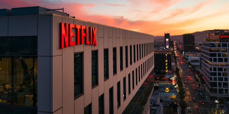 Vale a pena? Netflix lança plano básico com anúncios e catálogo reduzido no  Brasil 