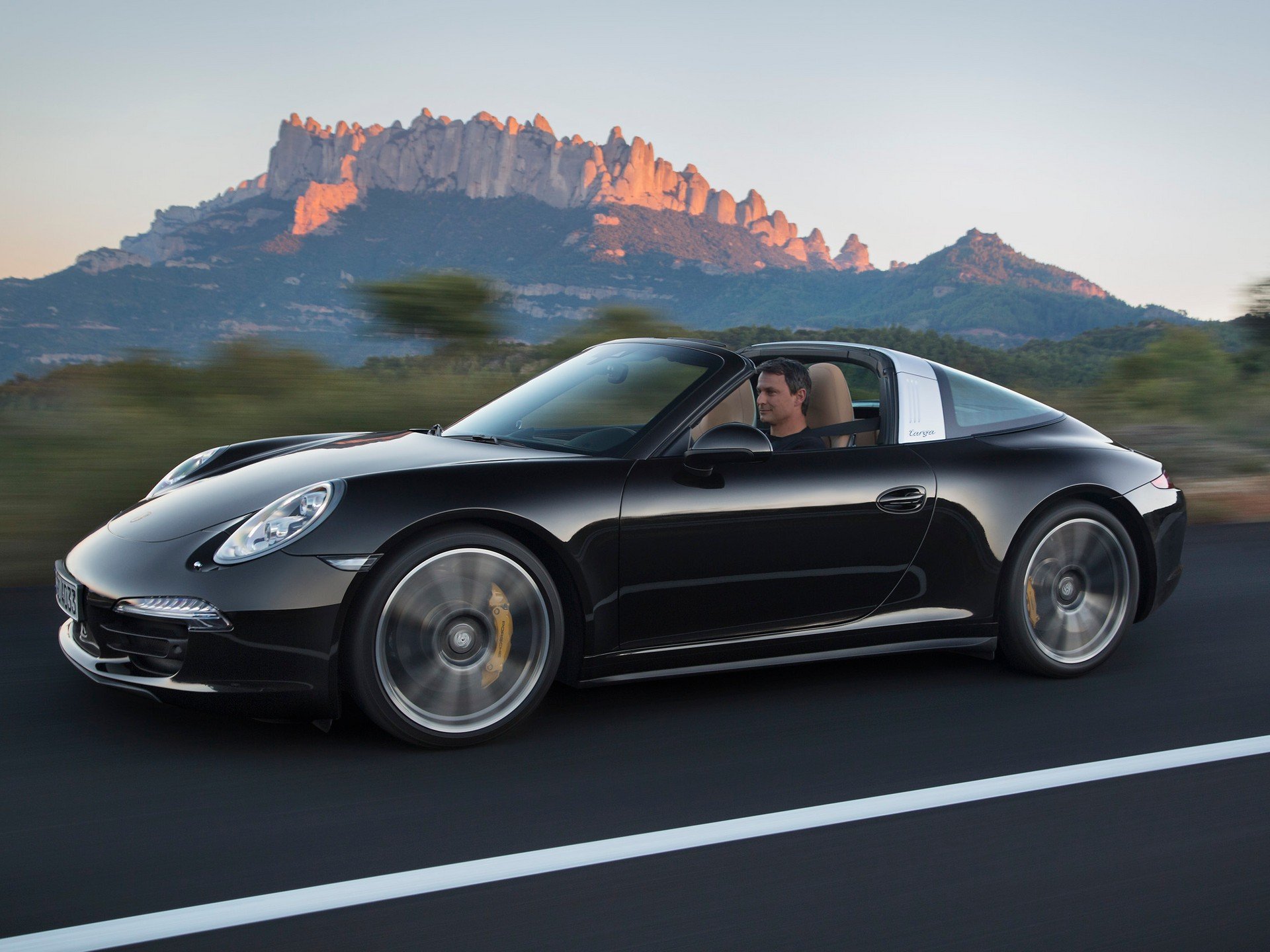 Porsche 911 ganha pintura preta que absorve até 99,4% da luz e fica com  aspecto "virtual" - TudoCelular.com