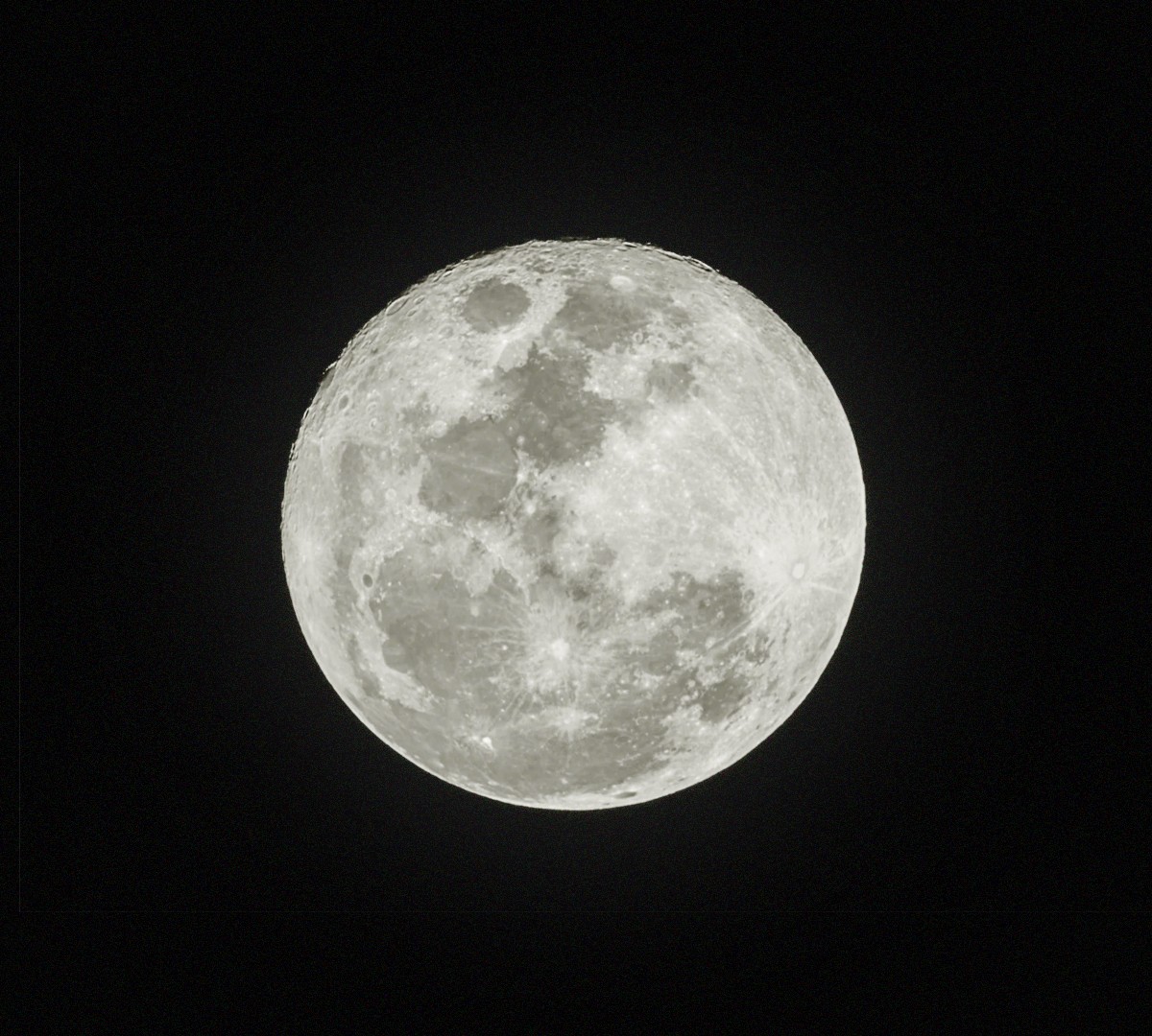 Primeira superlua de agosto iluminará o céu noturno na terça-feira (1º) 