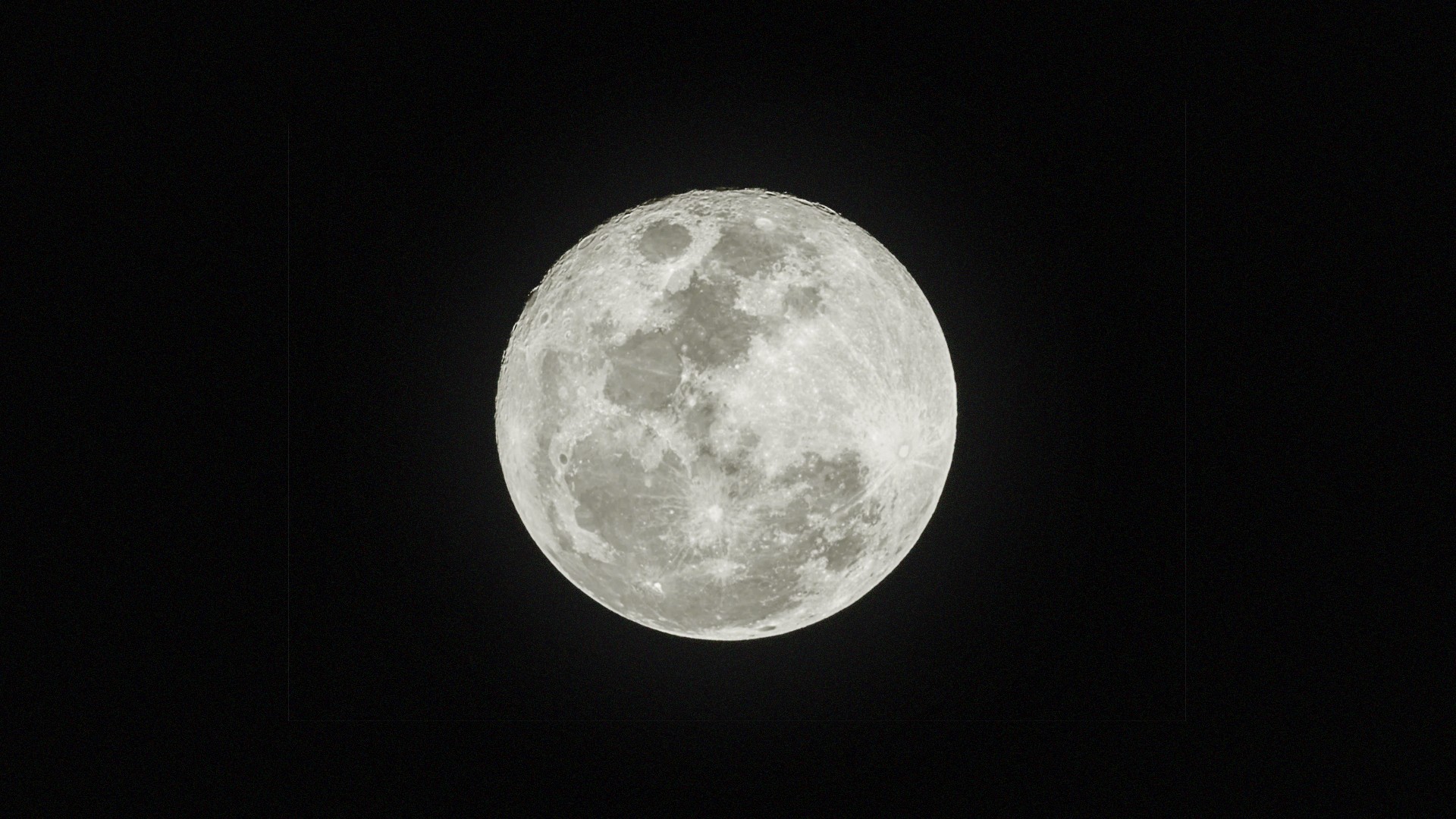 Primeira superlua de agosto iluminará o céu noturno na terça-feira (1º) 