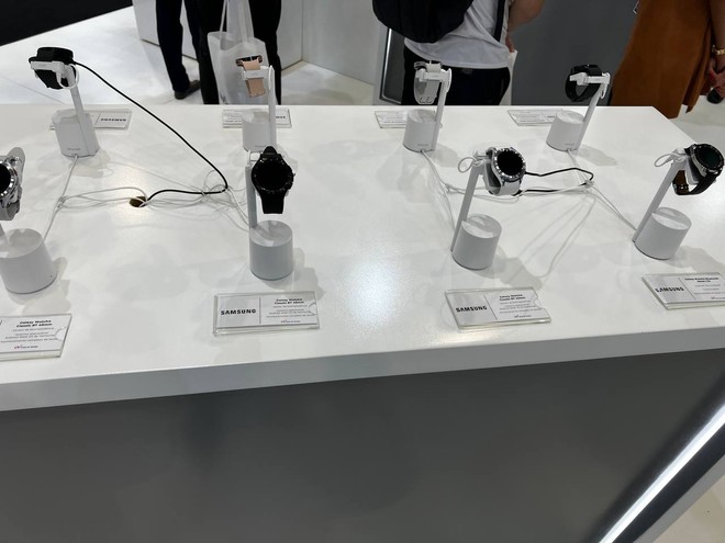 Relógios inteligente expostos na feira Eletrolar show 2022 pela Usina de Vendas Distribuidora Capilarizada