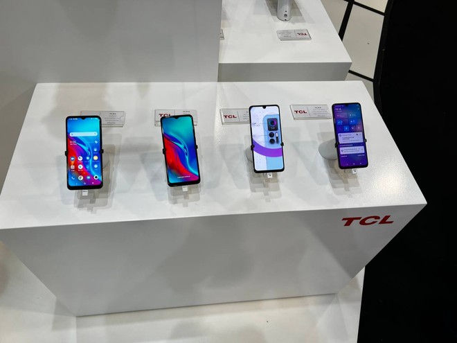 Smartphones TCL expostos na feira Eletrolar show 2022 pela Usina de Vendas Distribuidora Capilarizada