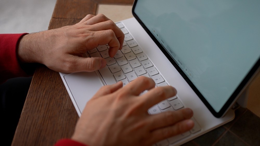 Apple prepara novo Magic Keyboard de entrada para iPad e iPad Air, diz Gurman
 #ÚltimasNotícias #tecnologia