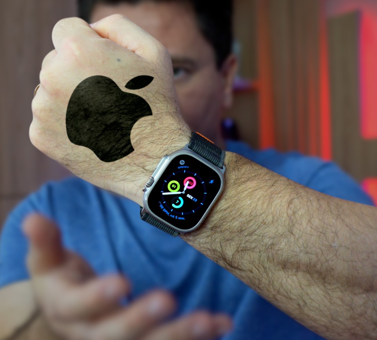 A Apple lança o iPhone 6 e o Apple Watch, seu relógio de pulso inteligente, Economia