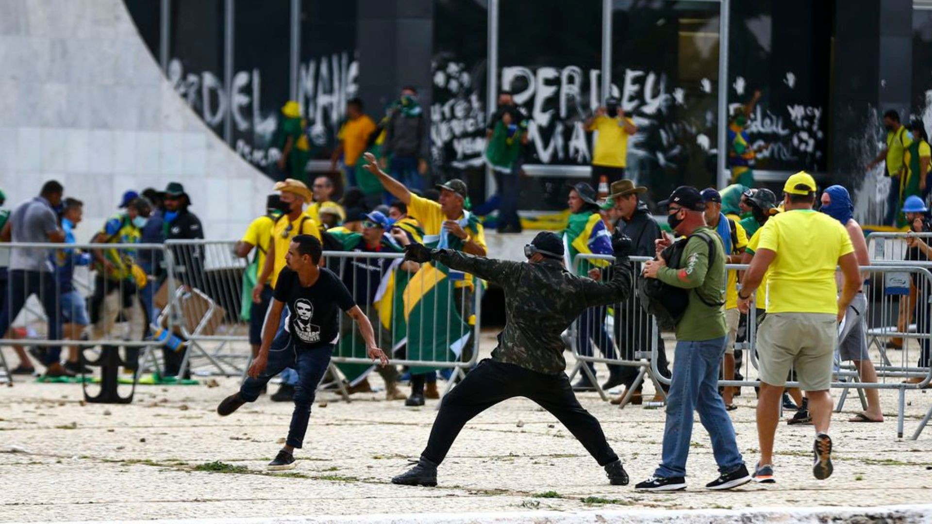 Operadoras de celular devem ajudar Justiça a identificar terroristas que atacaram Brasília - TudoCelular.com