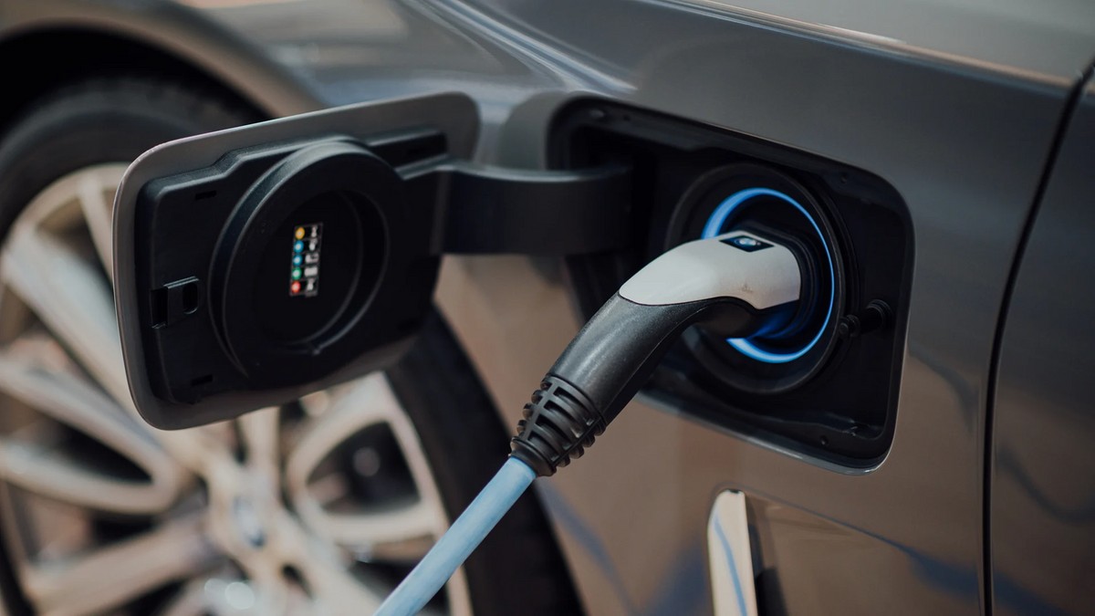 GM e Ford reduzem foco em EVs após fim de incentivos fiscais e mudanças regulatórias