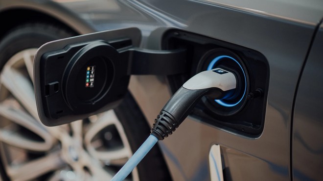 GM e Ford reduzem foco em EVs após fim de incentivos fiscais e mudanças regulatórias