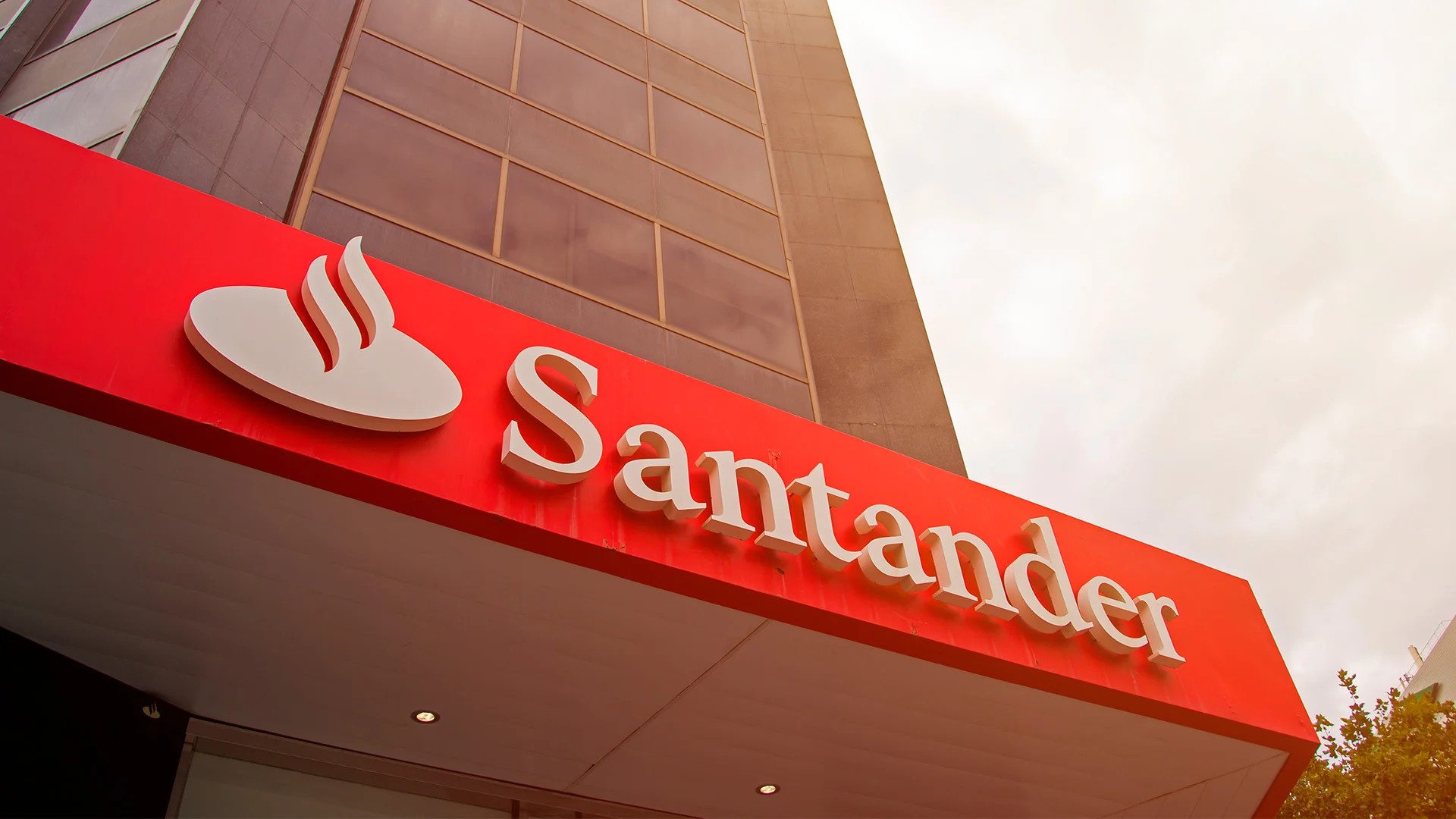 Santander Universidade anuncia 20 mil bolsas gratuitas para ensino de Excel com IA