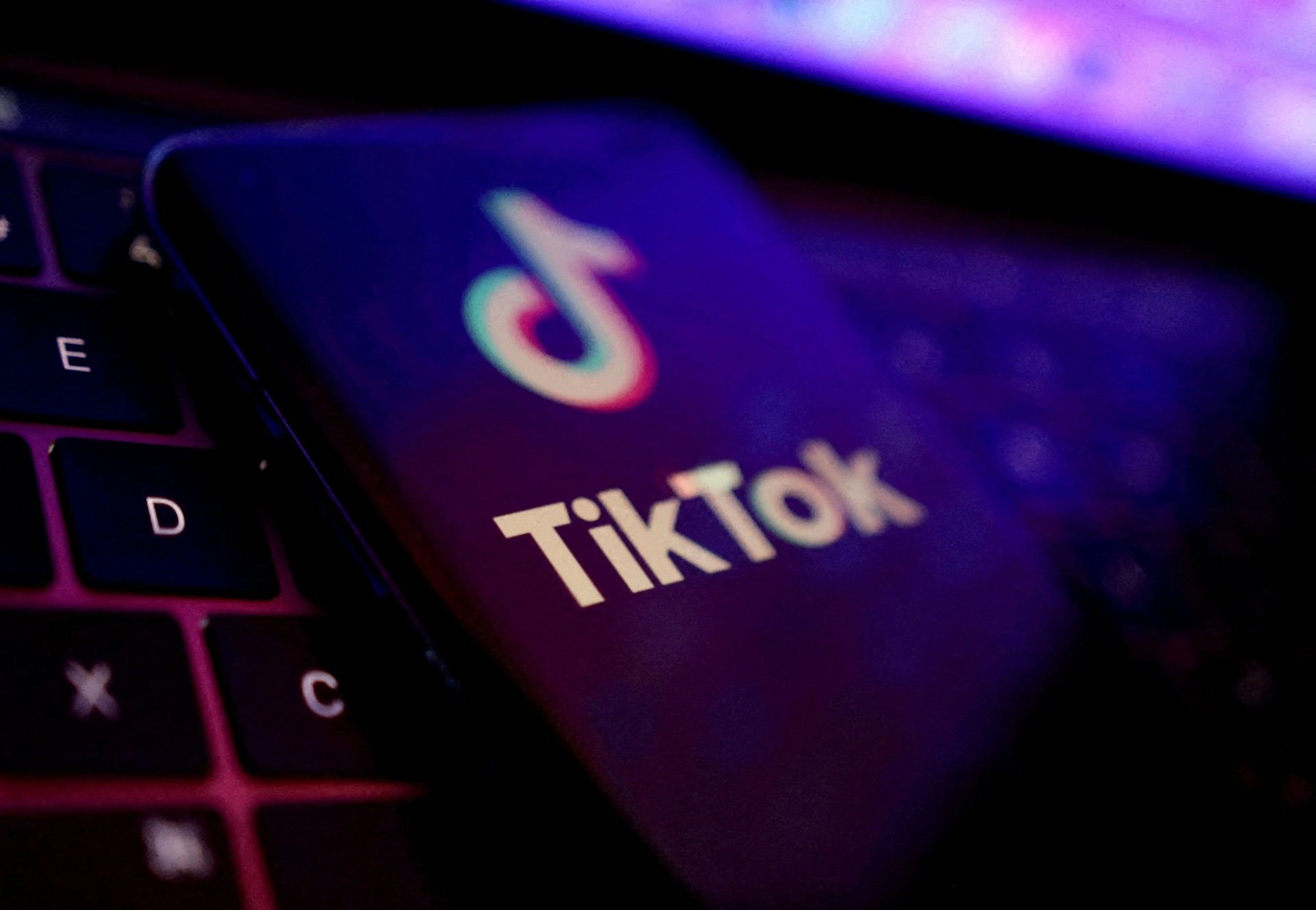 Pais do Reino Unido processam TikTok por mortes de adolescentes em desafios virais